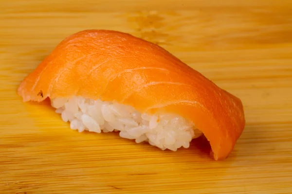 Köstliches Lachssushi Mit Reis — Stockfoto