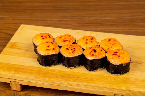 Somon ile lezzetli kızarmış peynir suşi rulo