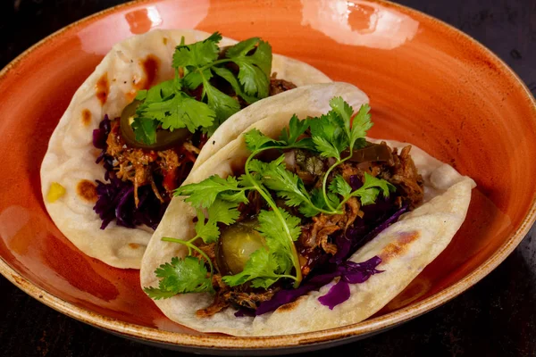 Taco et ve kişniş yaprakları ile