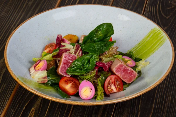 Ton balığı salatası yumurta ve domates