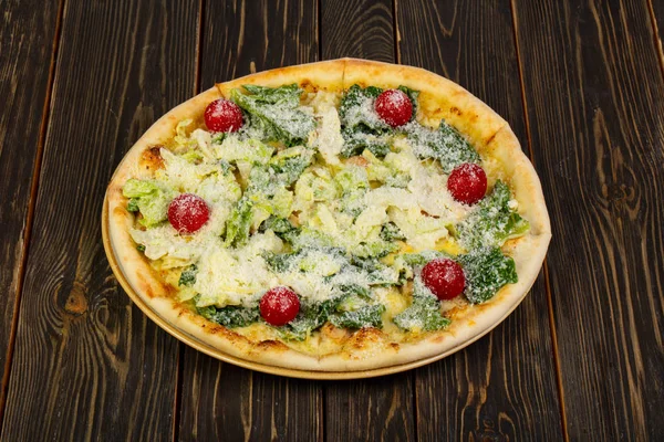 Pizza Sezar tavuk ve domates ile