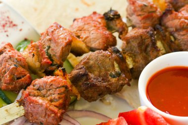 Sığır eti Barbekü soğan ve sos ile