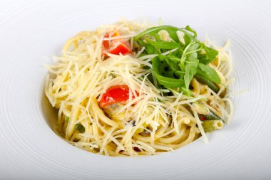 Mantarlı makarna rucola hizmet