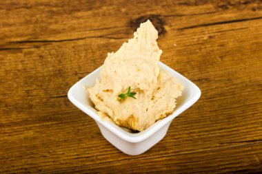 Susam ve kekik yaprakları ile vejetaryen Humus