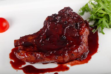 Böğürtlen soslu biftek.