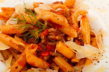 Penne bolognese parmesan peyniri ile