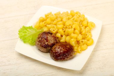 Pirzola ile makarna makarna