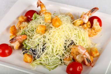 Karides ve parmesan peynirli Sezar salatası.