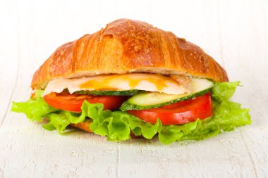 Kruvasan tavuk ve domates ile