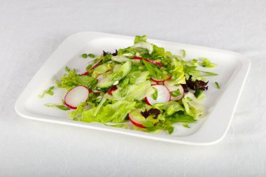 Turp, salatalık ve soğan ile diyet salata