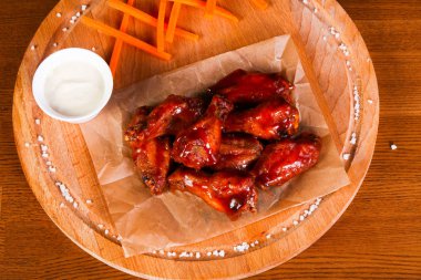 Tavuk kanatları Barbekü sos