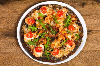 Karides ve roka ile pizza.