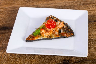 Karides ve roka ile pizza.