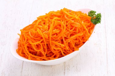 Kabın içinde çekilen havuç yığın