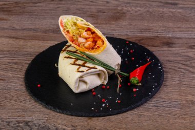 Tavuk ile biber hizmet tortilla rulo