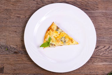 Fesleğen servis dört peynirli pizza