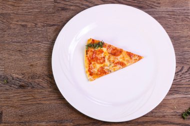 Sıcak Pepperoni pizza peyniri ve domates ile