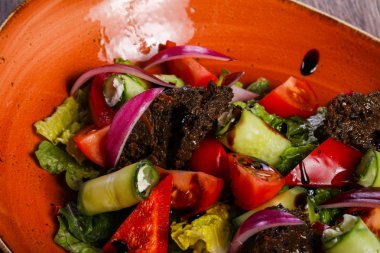 Karaciğer ve sebze salatası