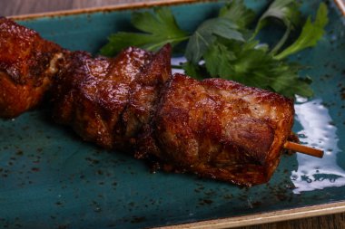 Maydanoz sığır eti şiş sos ile servis