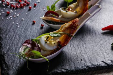 Yılan balığı ve Bıldırcın yumurta ile snack