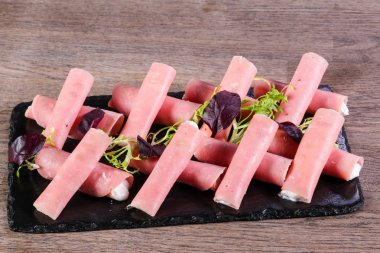 Ham plaka üzerinde peynir rulo dolması