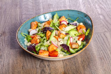 Izgara somon ve salatalık salatası