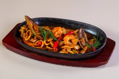 Deniz ürünleri makarna pan sos ile