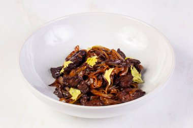 Soba ile sığır eti ve kereviz yaprakları