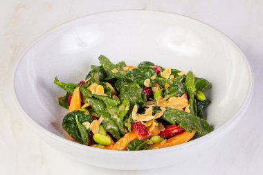 Meyve salatası mushmulla ve otlar