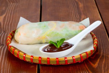 Soğuk bahar rulo karides ve sos ile