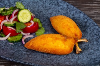 Lezzetli Kiev'in pirzola sebze salatası ile