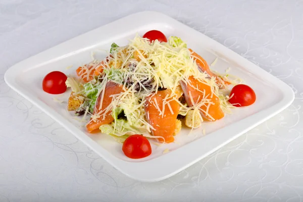 Salada Salmão Caesar Com Queijo Parmesão — Fotografia de Stock