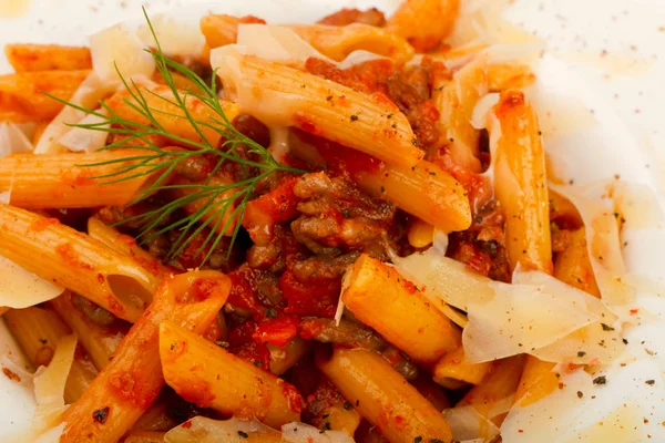 Penne bolognese parmesan peyniri ile