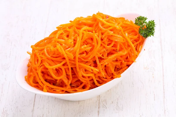 Kabın içinde çekilen havuç yığın