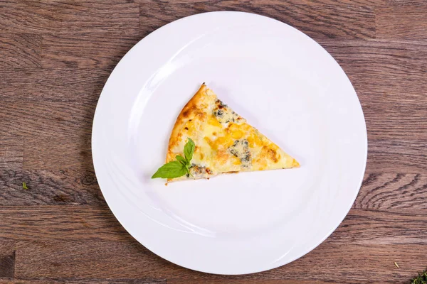 Fesleğen servis dört peynirli pizza