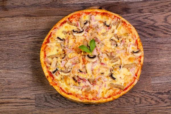 Jambon ve mantar pizza fesleğen hizmet