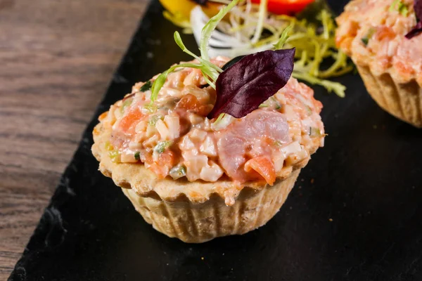 Canapé Con Ensalada Camarones Servido Limón —  Fotos de Stock