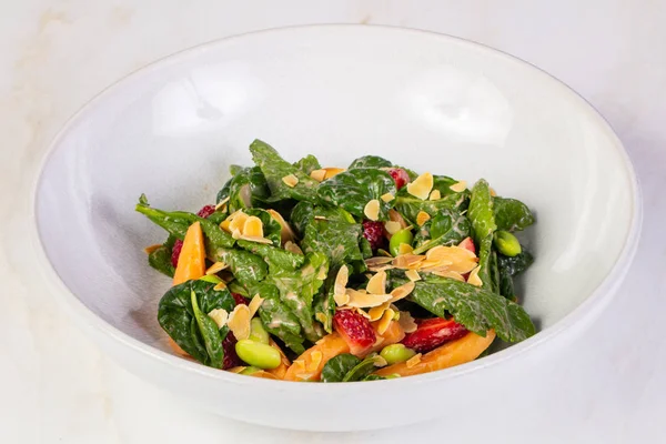 Meyve salatası mushmulla ve otlar