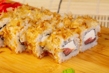 Peynir ile lezzetli okinawa suşi rulo