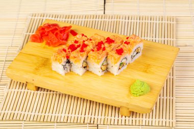 Lezzetli tuna tartar sosu ile rulo