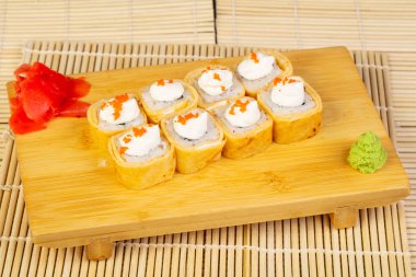 Krem peynir ve havyar ile lezzetli chakin suşi rulo