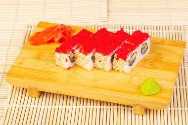 Havyar ve susam ile lezzetli makoto suşi rulo