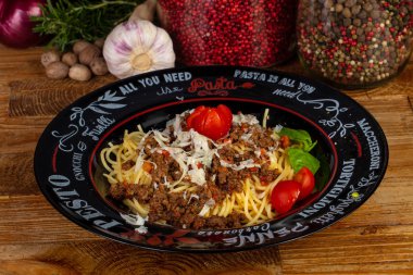 Sebze ile lezzetli bolognese çanak