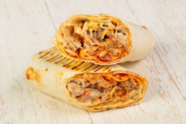 İştah açıcı büyük shawarma et, sos ve salata ile