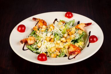 Sezar salata karides ve kiraz domates