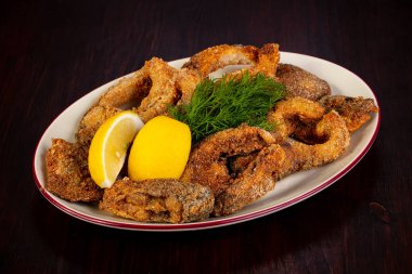 Limon ve dereotu servis kavrulmuş sazan balık