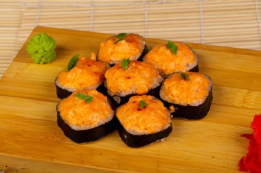 Lezzetli kızarmış somon peynirli rulo