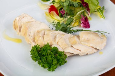 Lezzetli haşlanmış tavuk göğsü salatası ile