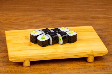 Lezzetli avokado sushi roll seti