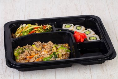 Rulo, şehriye ve et ile bento